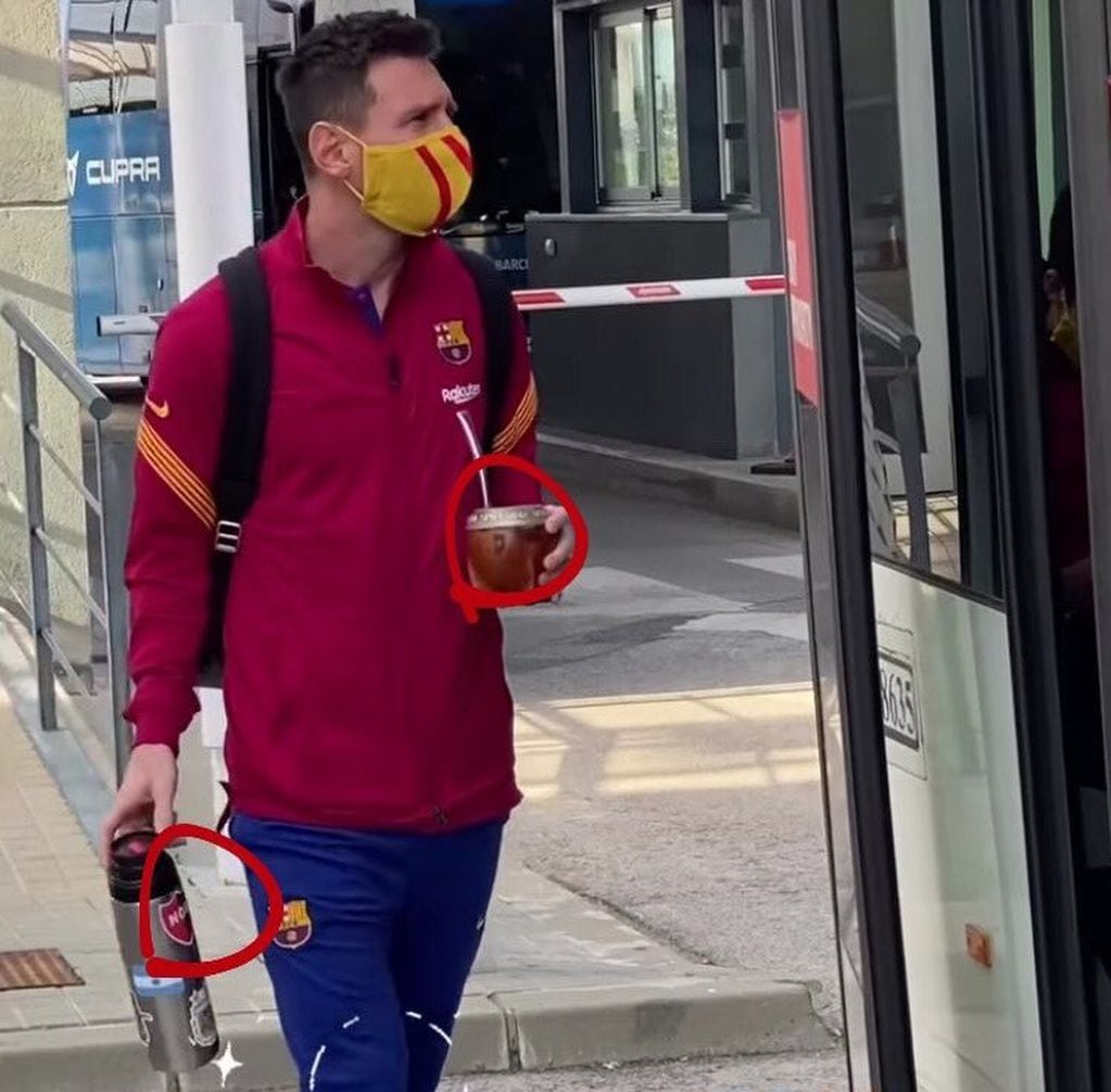 Otra toma de la imagen de Messi con su kit matero