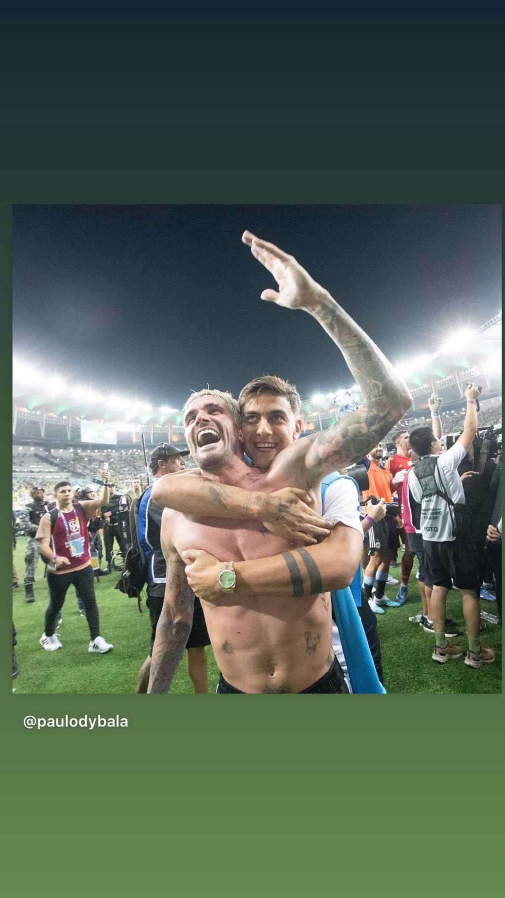 Dybala celebrando con De Paul.