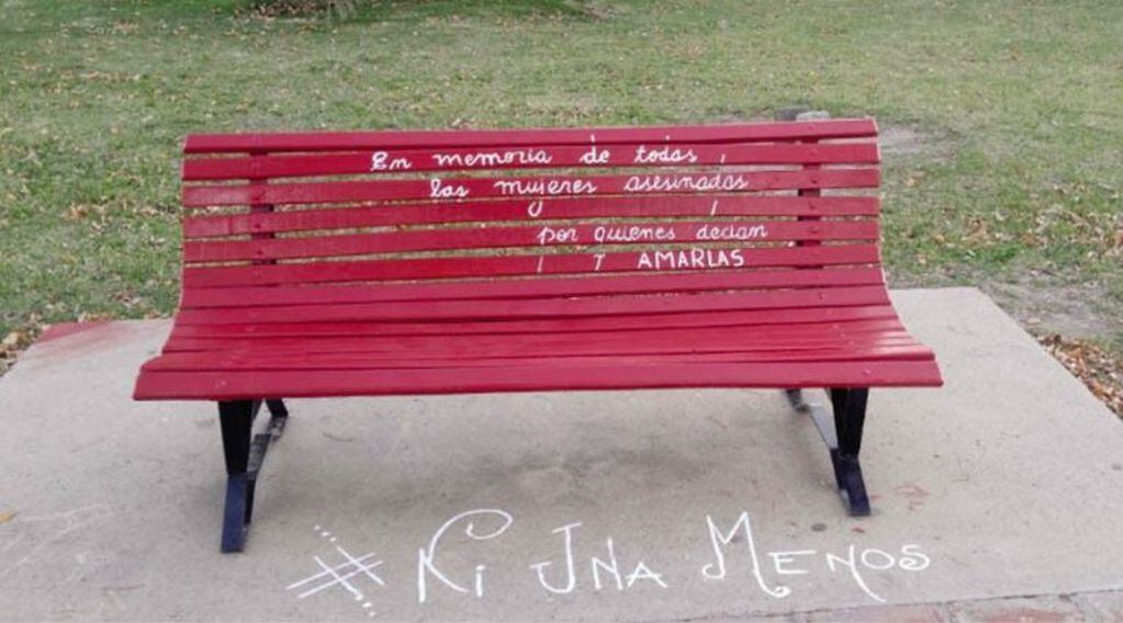 El banco rojo, contra los femicidios, instalado en la Plaza Juana Torres de la propia localidad de General Campos (Web)