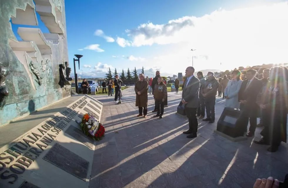 Sentido homenaje a los caídos, familiares y veteranos de Malvinas