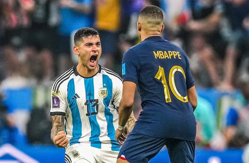 El cordobés "Cuti" Romero celebró ante Kylian Mbappé en la final Argentina vs. Francia(AP).