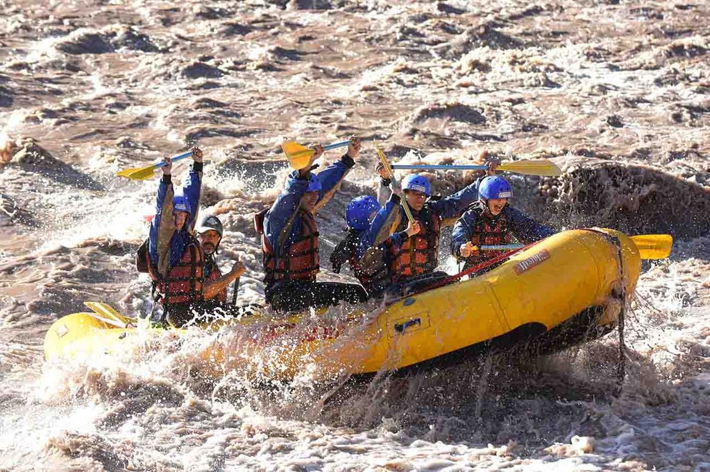 Turistas de varias provincias aprovechan para hacer rafting y tirolesa.