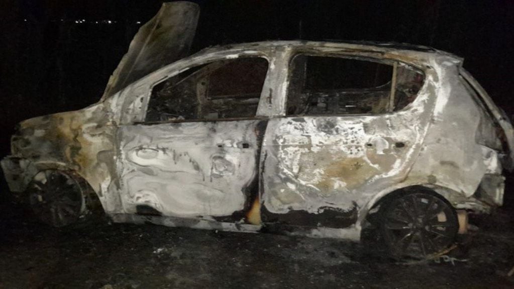 El Fiat Palio de Omar Fernández fue incendiado en Uriburu y Las Palmeras tras el homicidio del 28 de abril.
