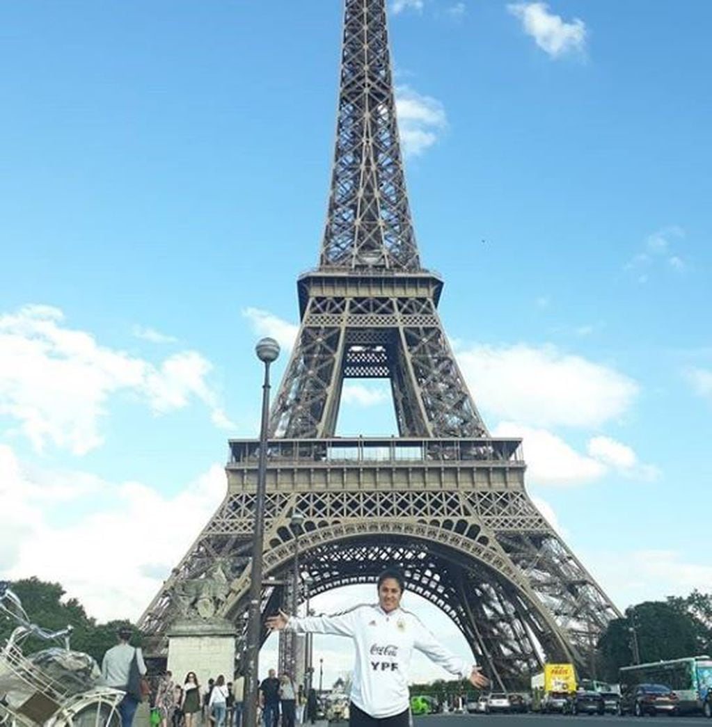 Gabriela Chávez, durante la visita a la Torre Eiffel. (Instagram)