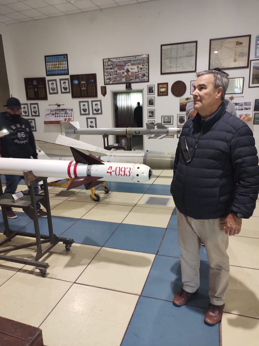  Durante una visita al museo de la VI Brigada Aérea – Tandil.
En primer plano el misil Rafael Shafrir.
