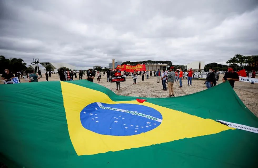 Demonstrators take part in a protest against Brazil's President Jair Bolsonaro in front of Planalto Palace, amid the coronavirus disease (COVID-19) outbreak, in Brasilia, Brazil May 20, 2020. REUTERS/Adriano Machado