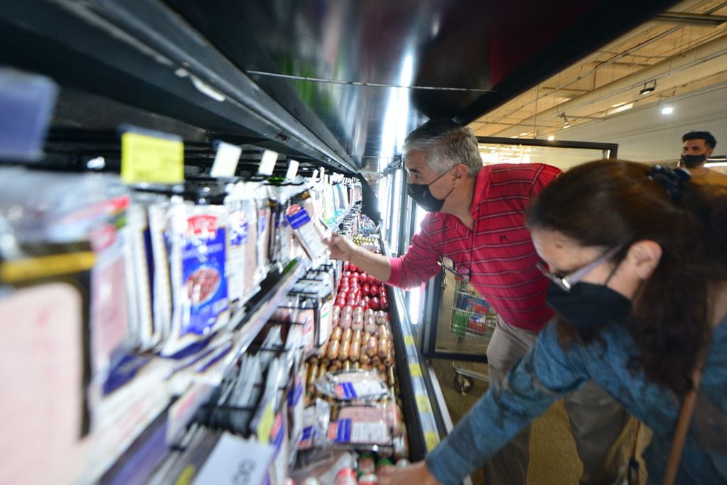 Compras en el supermercado Libertad precios inflación gondolas alimentos productos de limpieza 13 abril 2022 foto Javier Ferreyra