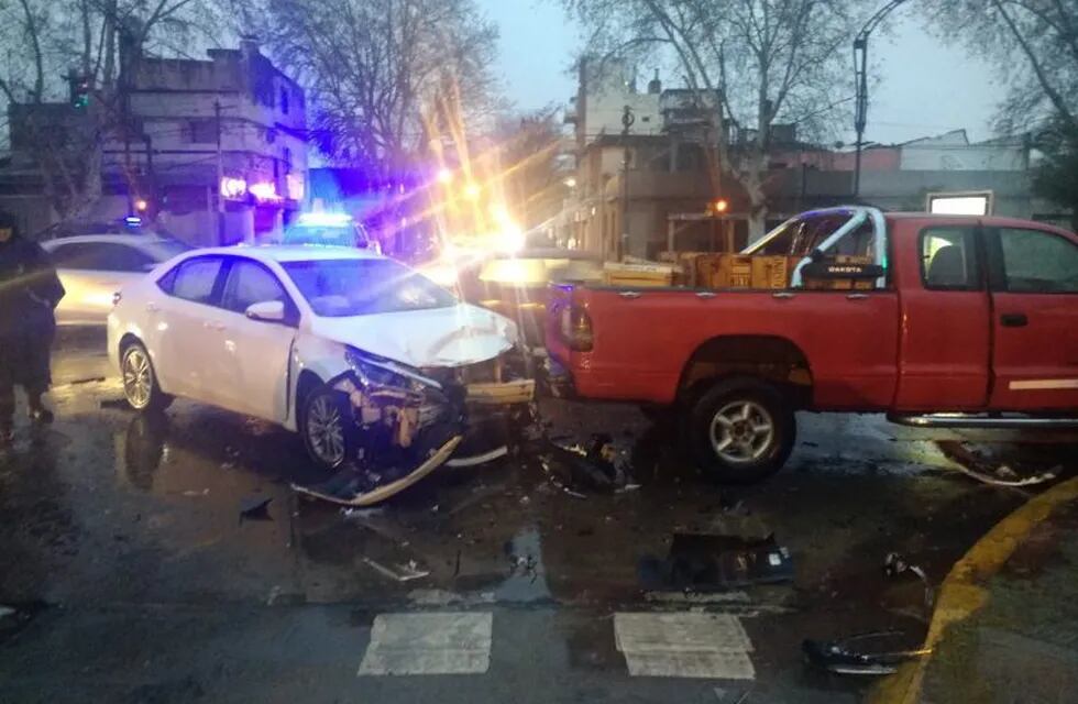 Del choque en Oroño y Rueda participó un auto y una camioneta que terminó incrustada en la reja de una vivienda. (@belitaonline)
