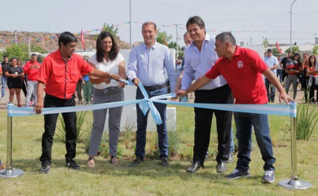 Mariano Gaido y Omar Gutiérrez durante la inauguración de la obra en el barrio neuquino (web).