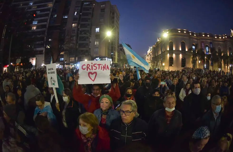 La marcha en repudio al atentado contra la vicepresidenta Cristina Fernández de Kirchner, se extendió hasta la noche en Córdoba (Facundo Luque / La Voz).