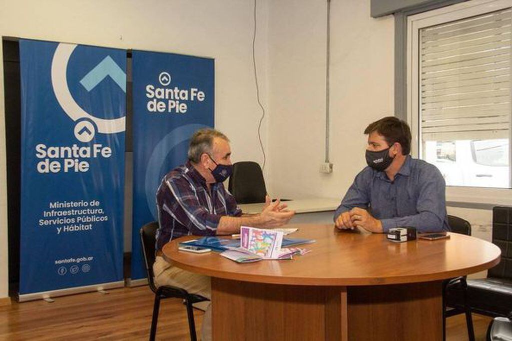 Presidente de la comuna de Soldini, Alejandro Luciani, firmó el acuerdo de colaboración, desarrollo, promoción, gestión y ejecución de 5 viviendas (Facebook)