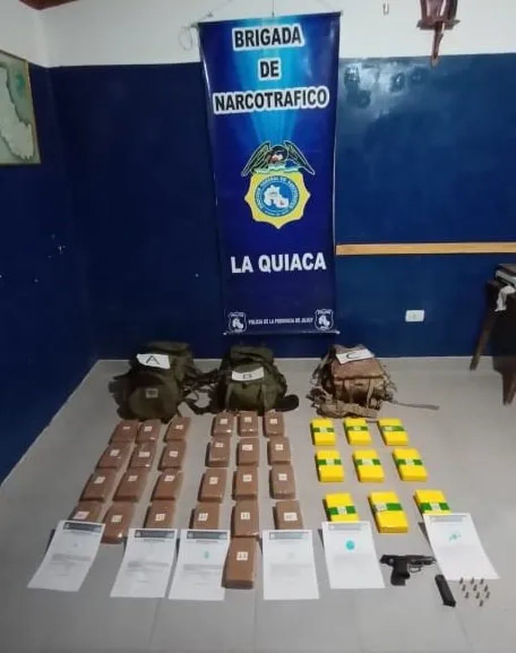 Los 34 paquetes conteniendo cocaína perfectamente empacada para su entrega a los compradores, y el arma con sus correspondientes proyectiles, que llevaba el traficante detenido en Jujuy.