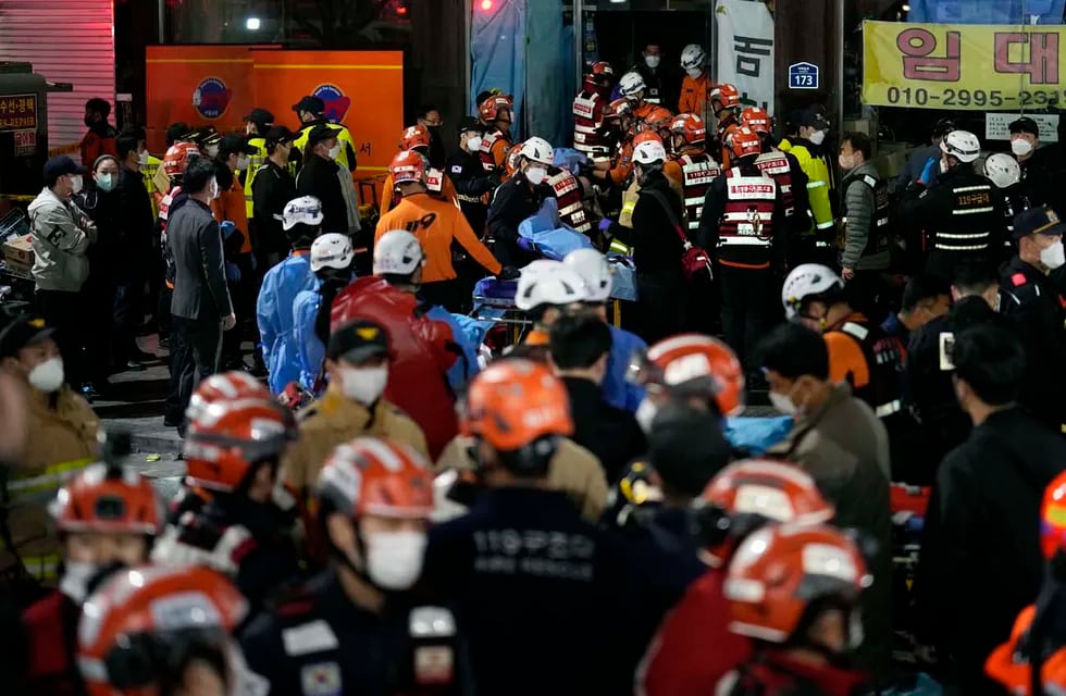Socorristas y bomberos mientras trabajaban en la escena de la estampida fatal en Seul, Corea del Sur, durante celebraciones de Halloween, el sábado, 29 de octubre del 2022.