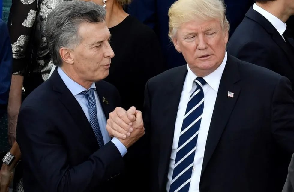 Argentinia's President Mauricio Macri (L) shakes hands US President Donald Trump prior to a concert at the Elbphilharmonie concert hall during the G20 Summit in Hamburg, Germany, on July 7, 2017.\r\nLeaders of the world's top economies will gather from July 7 to 8, 2017 in Germany for likely the stormiest G20 summit in years, with disagreements ranging from wars to climate change and global trade.  / AFP PHOTO / John MACDOUGALL alemania hamburgo mauricio macri Donald Trump cumbre del grupo de los 20 g20 veinte encuentro reunion de mandatarios lideres concierto en la Filarmonica del Elba