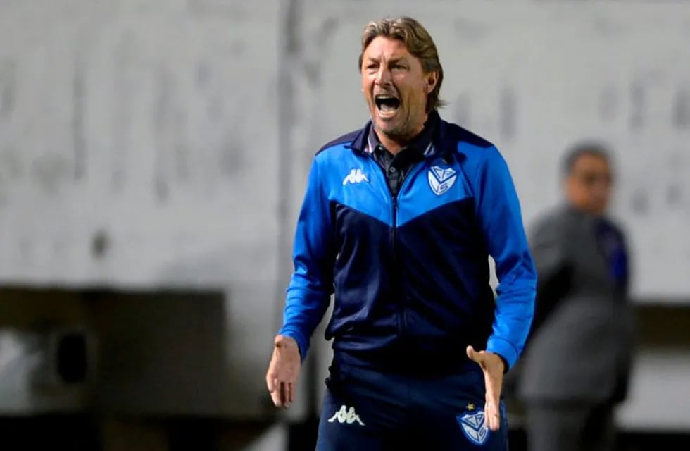Gabriel Heinze anunció que dejará de ser el entrenador de Vélez. (AFP)