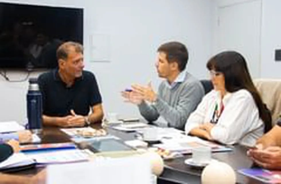 Leo Viotti junto con Alejandra Sagardoy y Darío Cocco