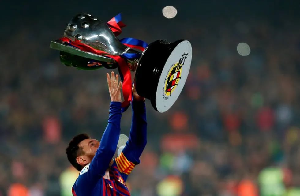 Lionel Messi levanta la copa de La Liga (Photo by PAU BARRENA / AFP).