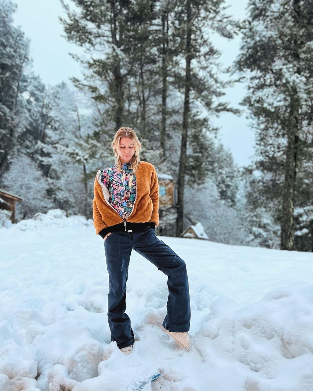 Nicole Neumann se animó al frío y posó desde la nieve con un look de un famoso diseñador.