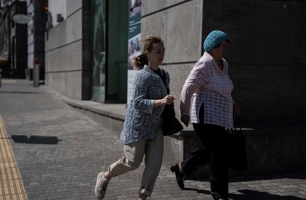 Gente corriendo para cobijarse durante un ataque ruso de cohetes en Kiev, Ucrania, este lunes 29 de mayo. Foto: AP / Evgeniy Maloletka.