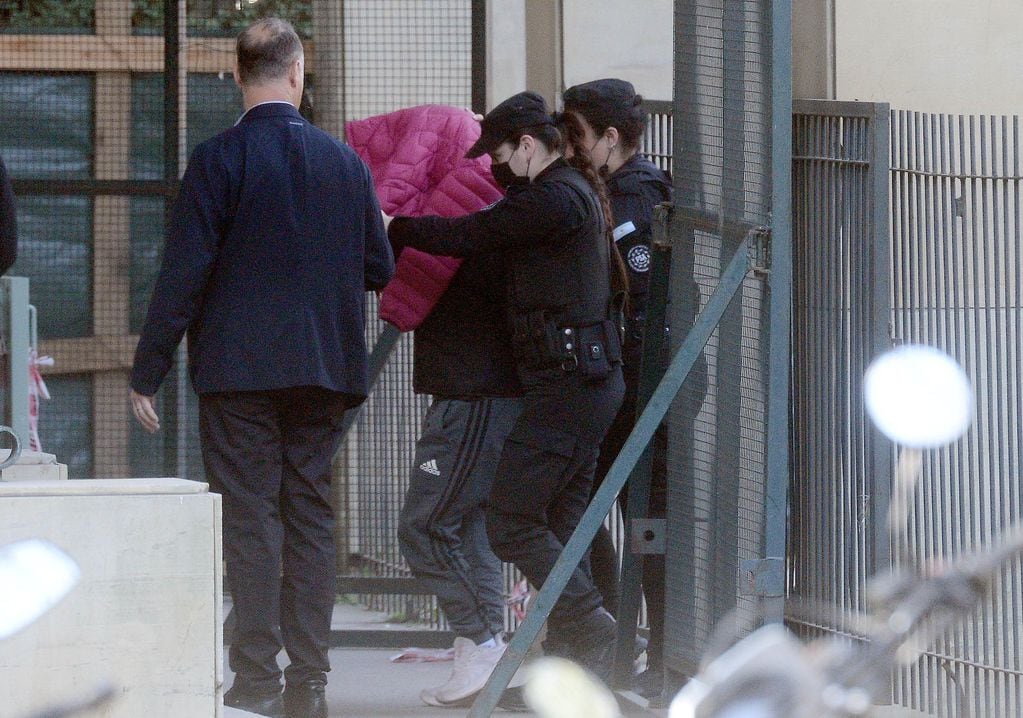 Traslado de detenidos en Comodoro Py para declarar en la causa del ataque a Cristina Kirchner. Foto: Clarín