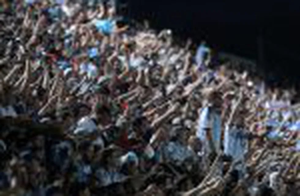 BAS328. SAN JUAN (ARGENTINA), 15/11/2016.- Seguidores de Argentina festejan el gol de Lionel Messi contra Colombia hoy, martes 15 de noviembre de 2016, en el partido por las eliminatorias sudamericanas entre Argentina y Colombia para la Copa Mundo Rusia 2