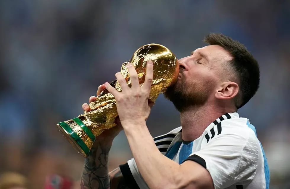 Lionel Messi con la Copa del Mundo.