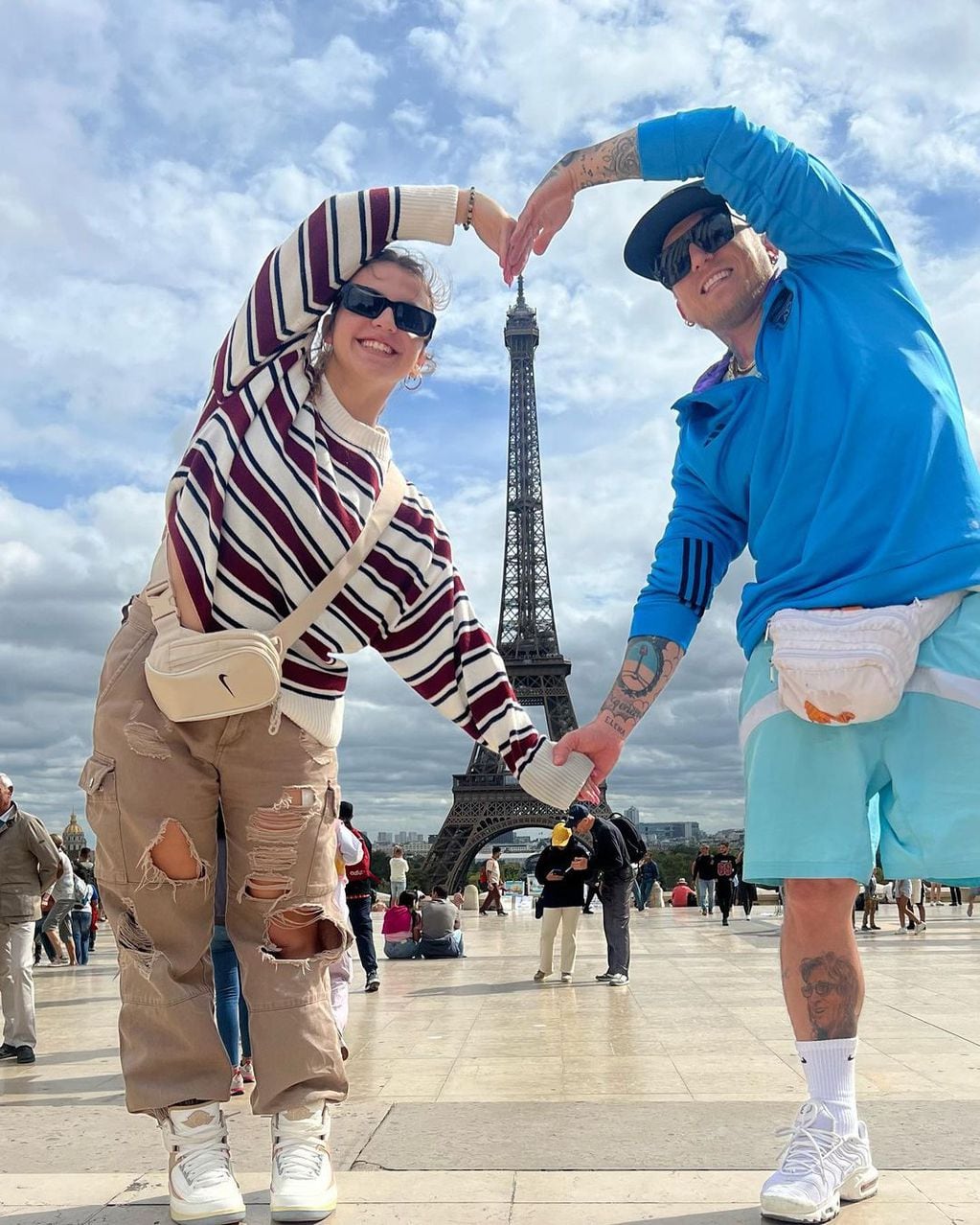 El Polaco y su hija frente a la Torre Eiffel.