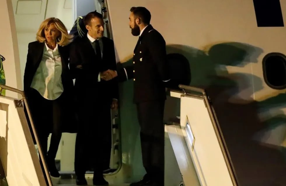 El presidente de Francia, Emmanuel Macron (c), y la primera dama, Brigitte Macron (i), durante su llegada a Buenos Aires para participar de la cumbre de del G20. EFE/Juan Ignacio Roncoroni