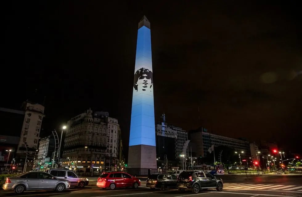 Obelisco iluminado con Maradona
