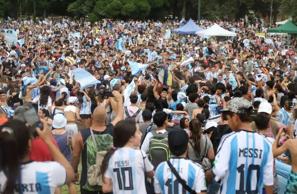 Miles de sanrafaelinos se congregan en el Parque para alentar a la Scaloneta.