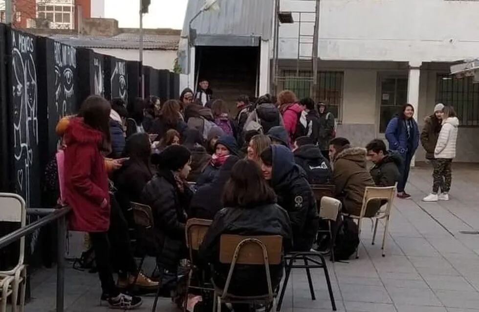 Estudiantes marplatenses realizaron una protesta por la falta de calefacción en las escuelas
