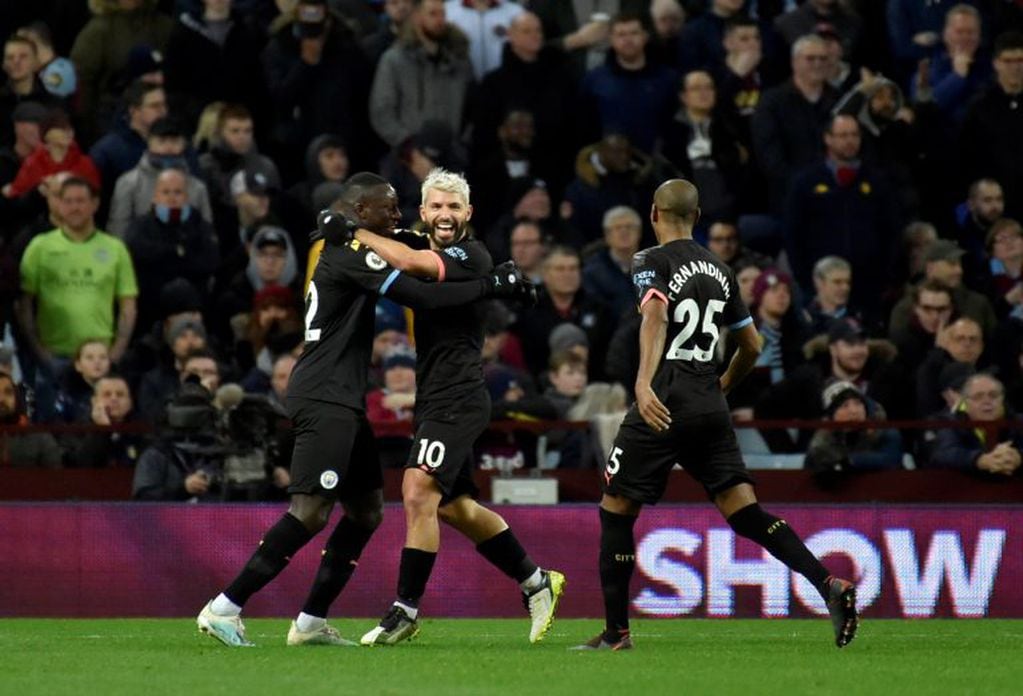Agüero celebrando un gol con sus compañeros del Manchester City (AP /Rui Vieira)