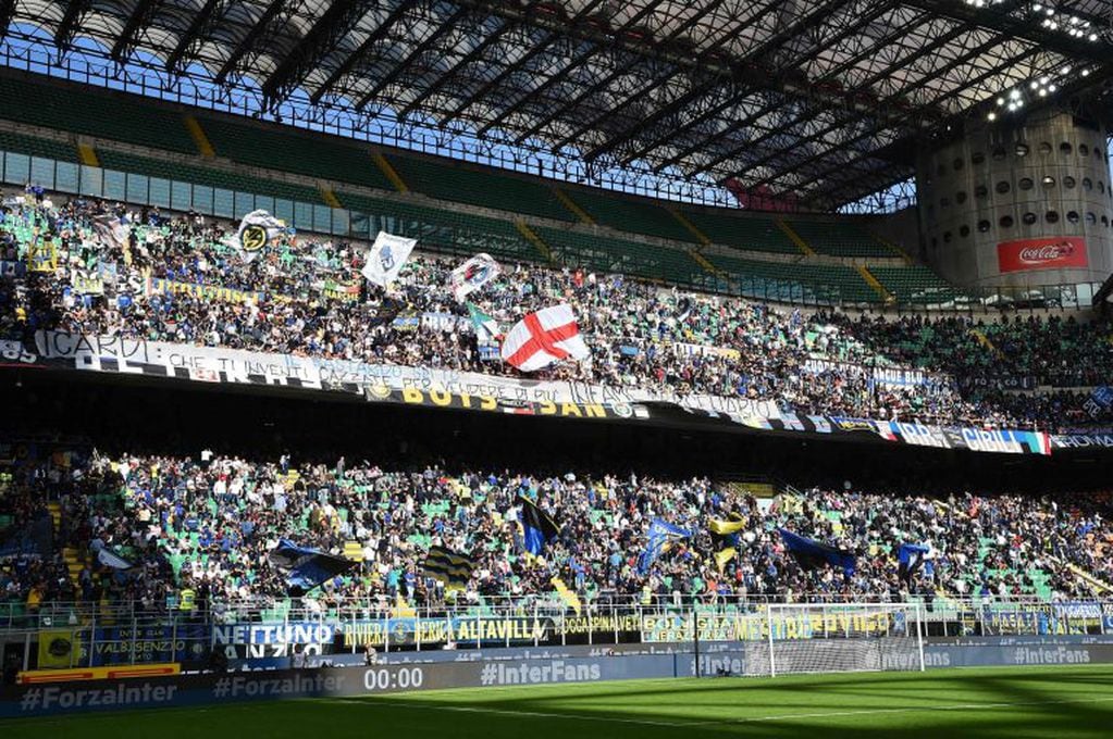 Inter Milan supporters deploy a banner against Inter Milan's forward and captain from Argentina Mauro Icardi after the release of his book 'Sempre avanti' during the Italian Serie A football match Inter Milan vs Cagliari at "San Siro" Stadium in Milan on October 16,  2016. / AFP PHOTO / GIUSEPPE CACACE