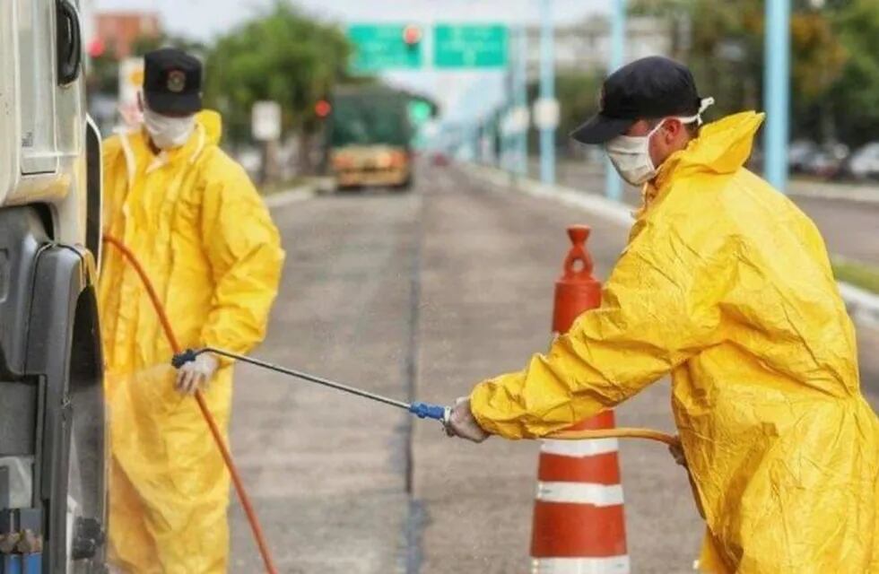 Los vehículos que viajan del Chaco a Corrientes son desinfectados. (Web).