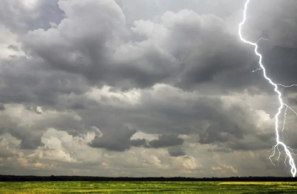 Durante la tormenta se registró una fuerte actividad eléctrica con caída de rayos (Web).