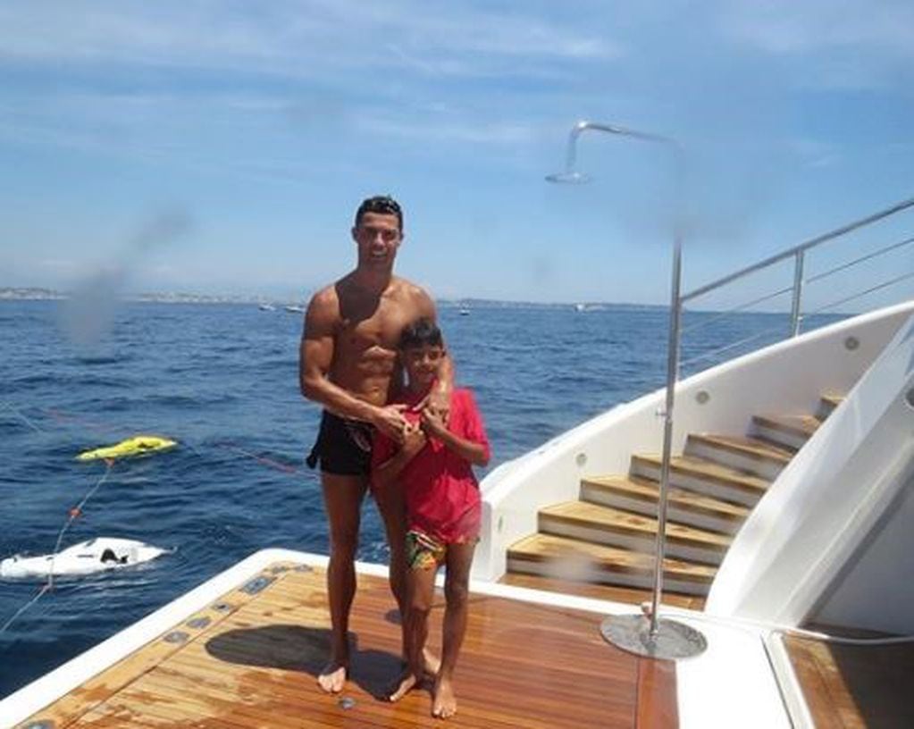 Cristiano Ronaldo y su hijo. (Instagram)