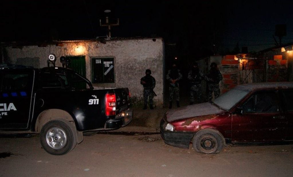 Dos detenidos luego de 13 allanamientos en barrio Las Flores.