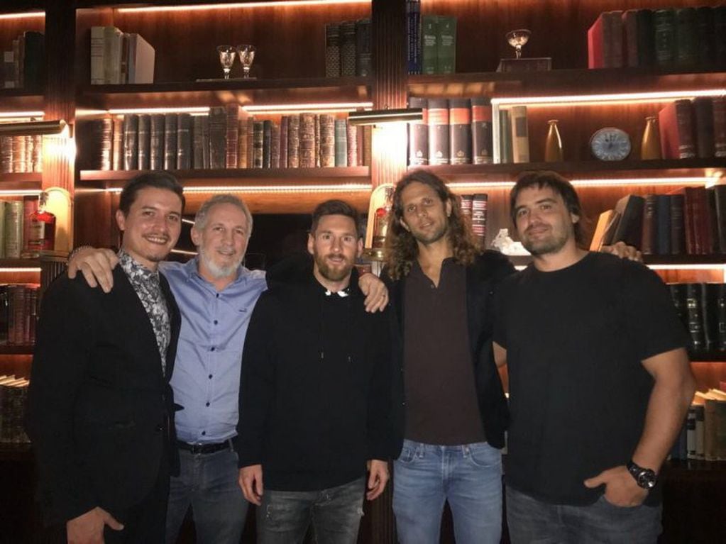 Lionel Messi visitó Presidente Bar. (@Okmajomartino)
