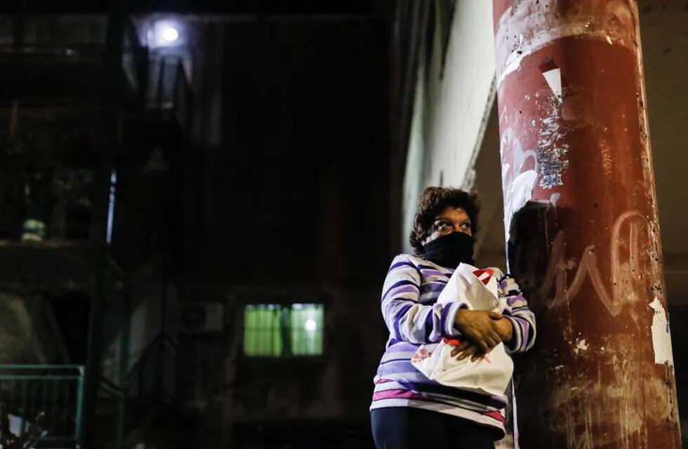 AME3644. BUENOS AIRES (ARGENTINA), 17/04/2020.- Una mujer observa a los vecinos del complejo de viviendas \