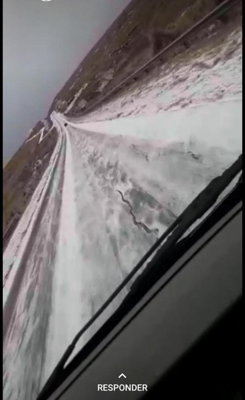 El Camino de las Altas Cumbres estuvo cortado por aguanieve sobre el asfalto este martes 23 de julio. (Bomberos Voluntarios de Córdoba)