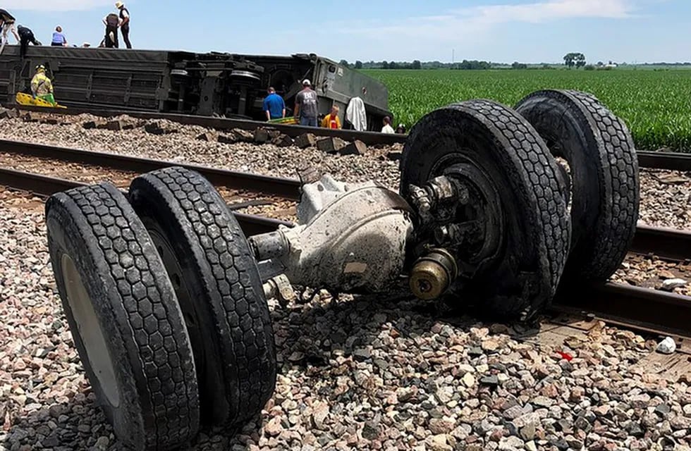 Los restos que dejaron el accidente entre un tren y un camión, en los Estados Unidos.