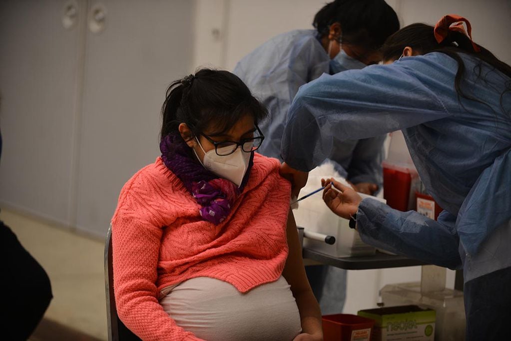 Laura embarazada de 30 semanas Centro vacunatorio Centro de Convenciones Córdoba
fotografia Jose Gabriel Hernandez