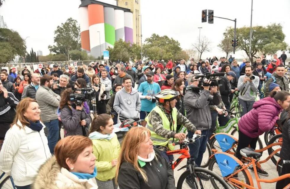 Cientos de ciclistas se sumaron a la presentación del flamante corredor. (@gobsantafe)