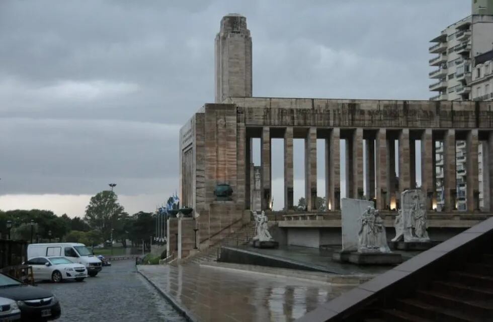 Lluvia en el Monumento Nacional a la Bandera en Rosario. (@munirosario)