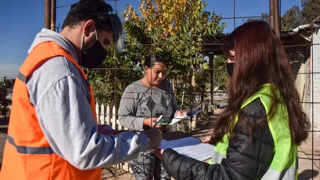 Vacunación Covid-19 en Mendoza: inscriben en barrios La Gloria y La Estanzuela