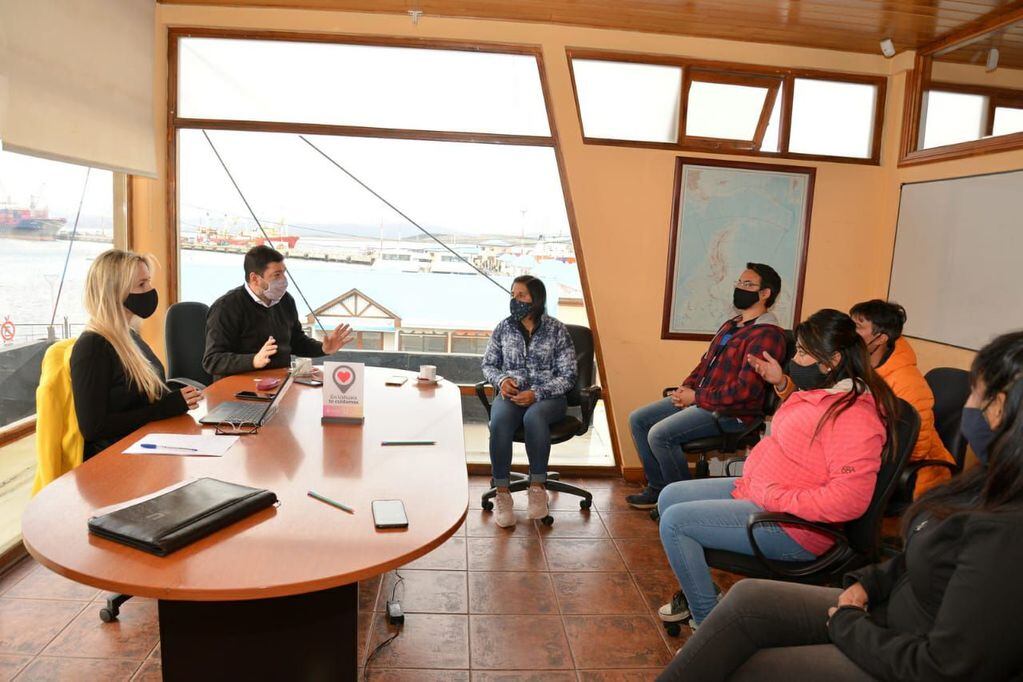 El secretario de Turismo de la Municipalidad de Ushuaia, David Ferreyra, mantuvo un encuentro con integrantes de la Línea Regular.