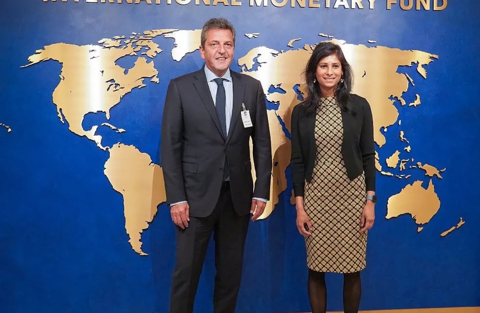 La subdirectora gerente del Fondo Monetario Internacional (FMI), Gita Gopinath, y el ministro de Economía, Sergio Massa. Foto: Twitter.