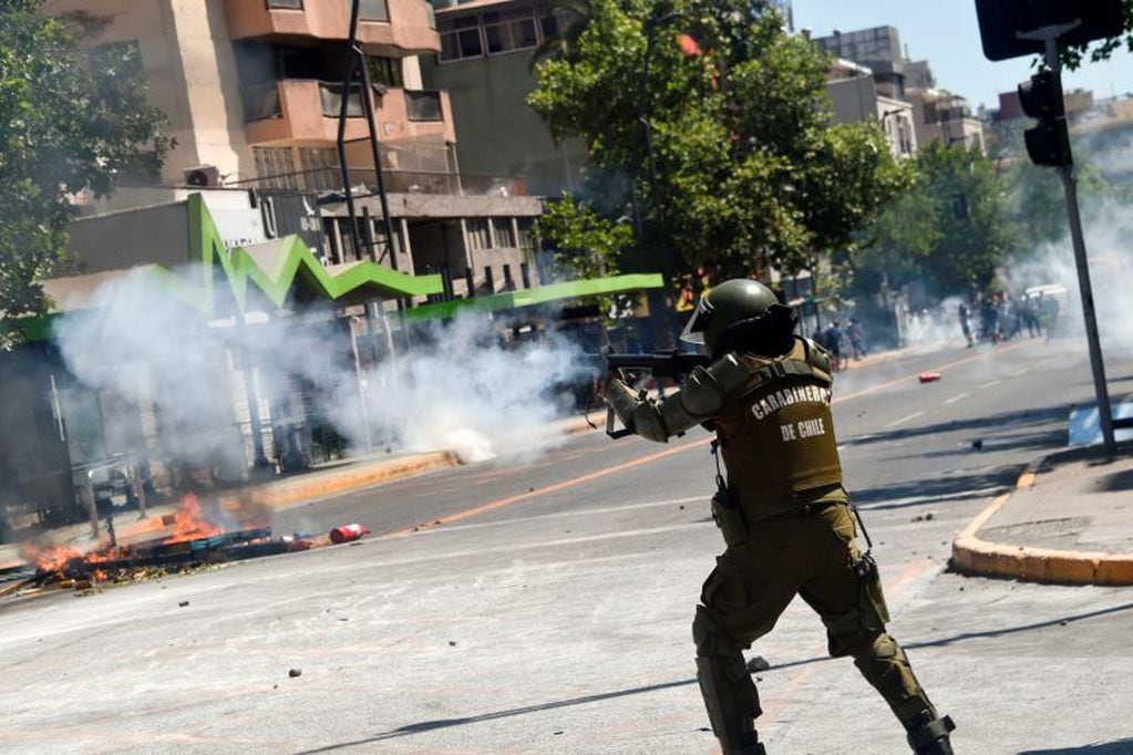Los carabineros dispersan a los manifestantes en Santiago de Chile. (AFP)
