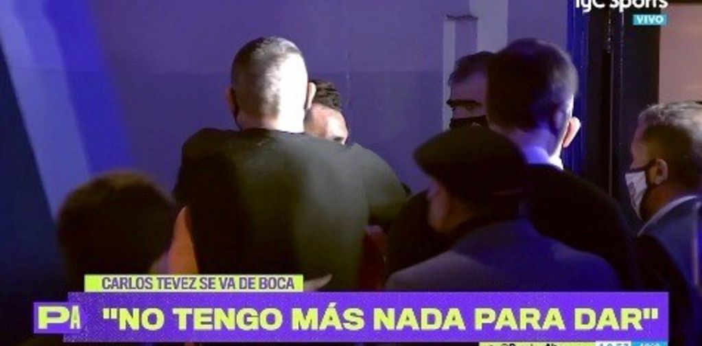El emotivo abrazo entre Juan Román Riquelme y Carlitos Tévez el día que anunció que dejaba Boca. 