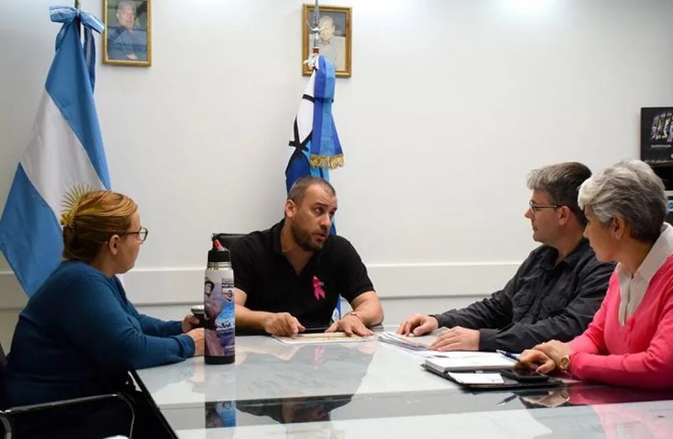 reunión del Intendente con agrupación tour de la aldea